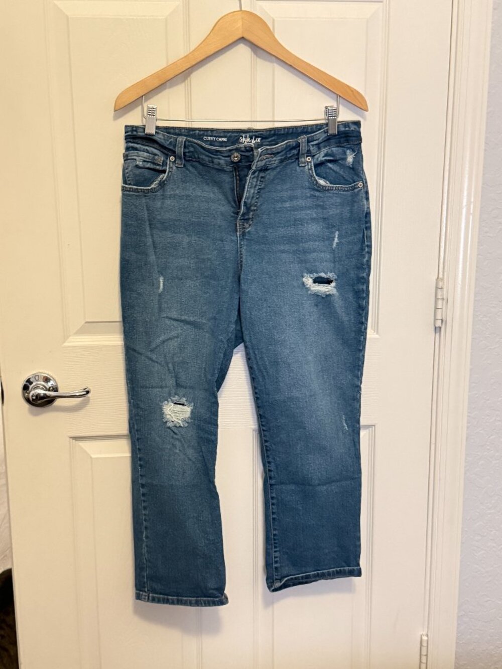 Style & Co Curvy Capri Distressed Jeans – Size 10